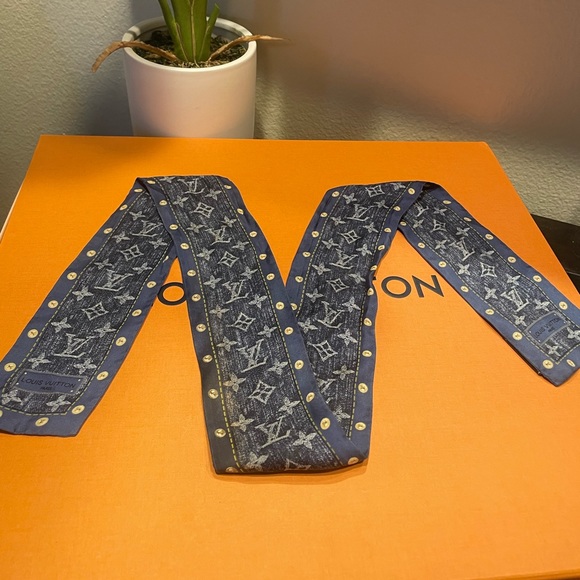 💯% Authentic LOUIS VUITTON
Silk Monogram Denim Bandeau Blue✨ - Picture 5 of 13